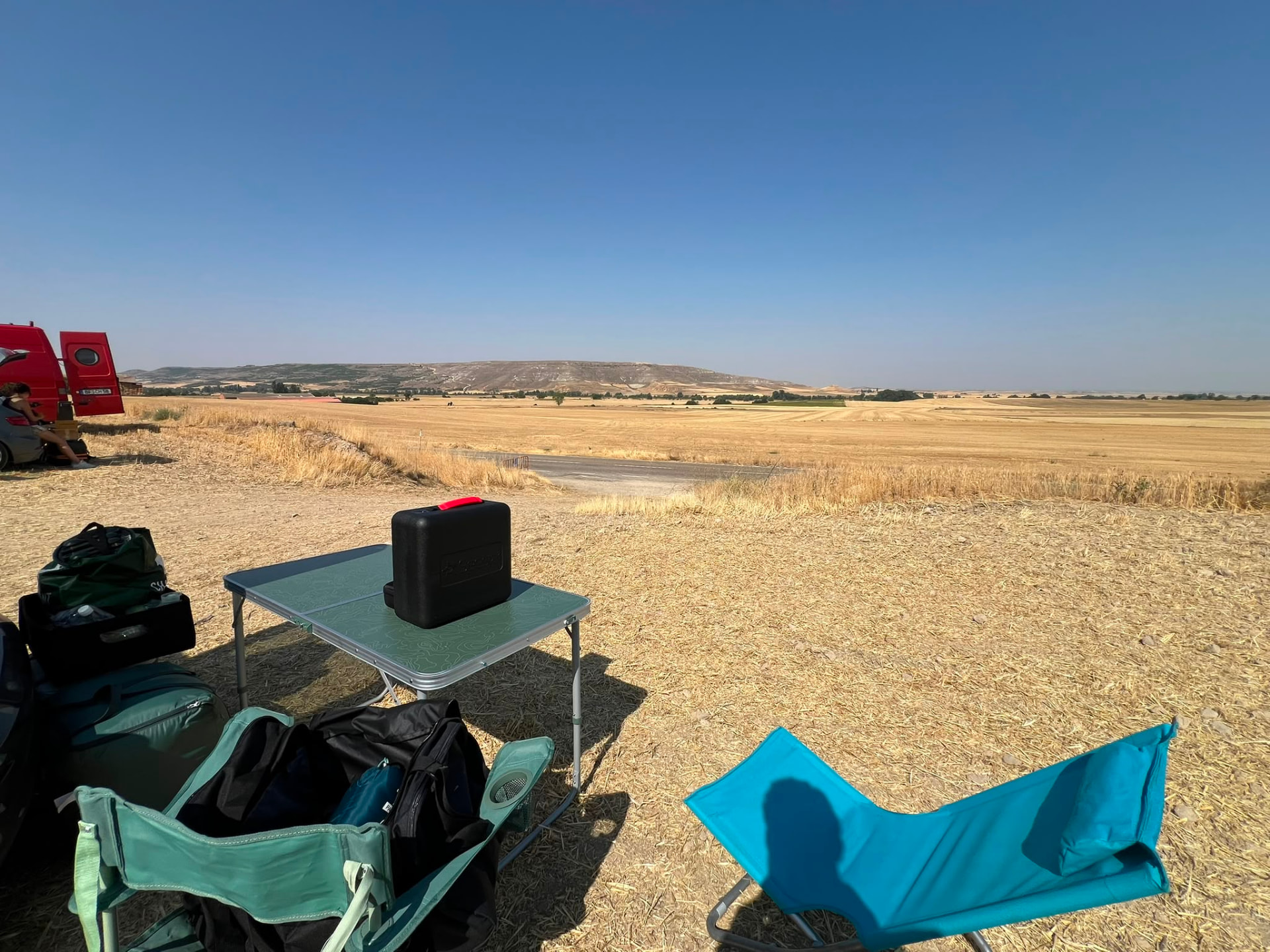 Le campement d’observation installé au bord des champs, avec table pliante, fauteuils et valise de matériel