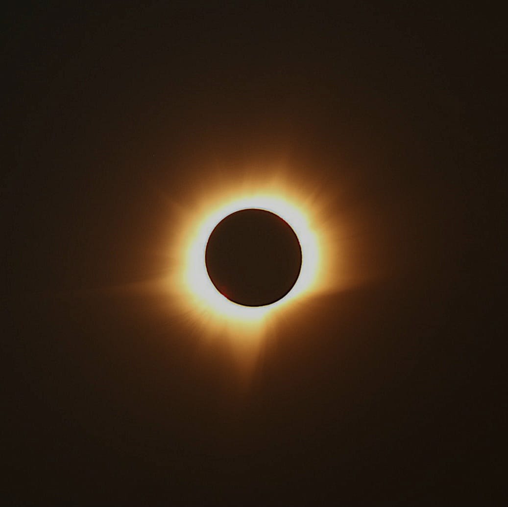 Vue plus large de la totalité du 12 août 2026, avec le disque sombre de la Lune entouré de la lumière de la couronne solaire